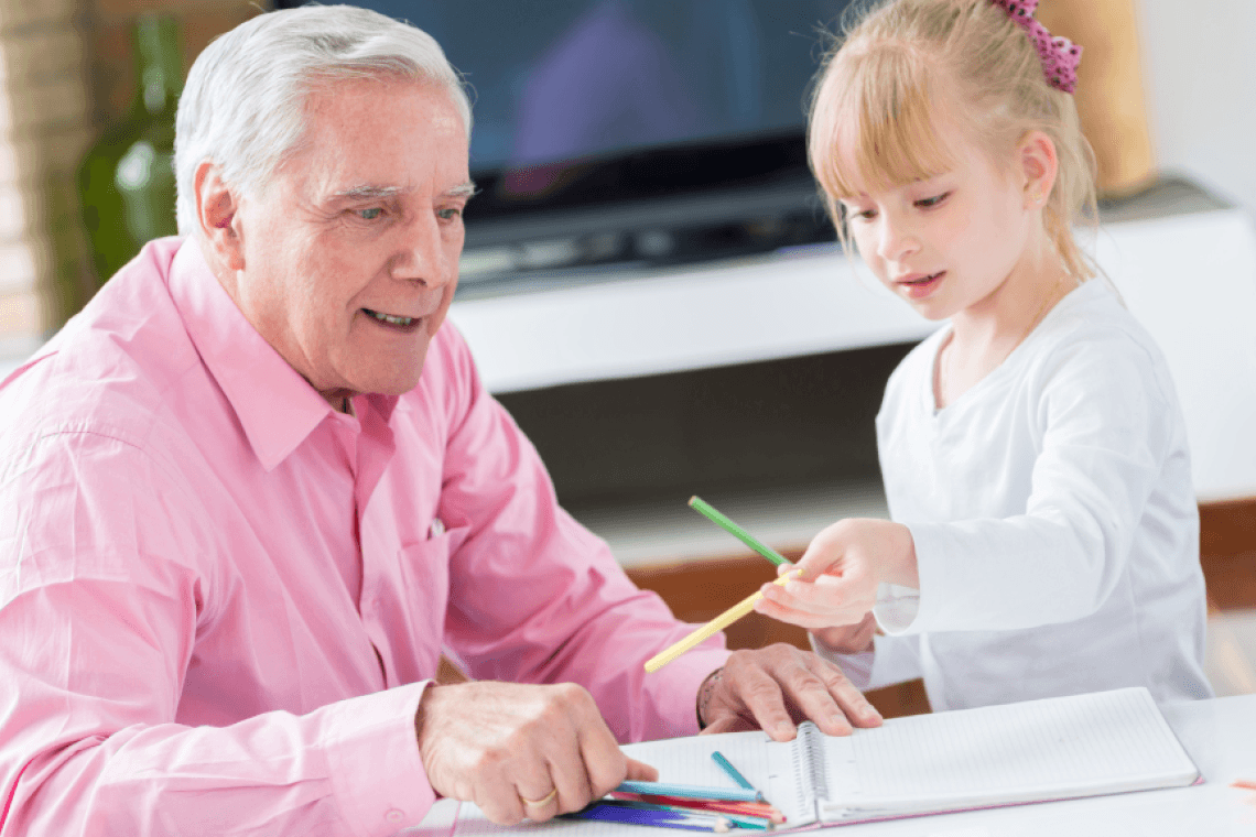 Peut-on légalement embaucher ses parents pour garder ses enfants ?